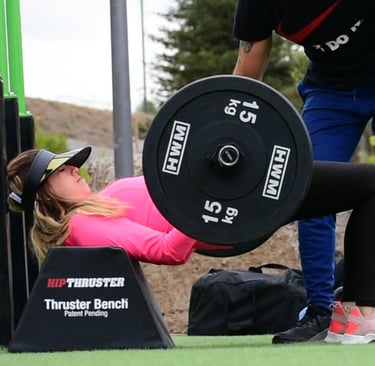 Clienta Fabi haciendo hip thrust con barra. Personal trainer a domicilio con equipo profesional