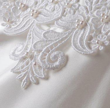 Rongzhiyue: White lace with pearls