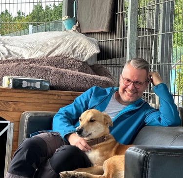 Marc in der HuTa Rheinrudel mit Rowdie auf einem Sofa