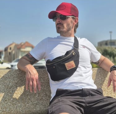 homme portant un sac banane noir en bandouillère