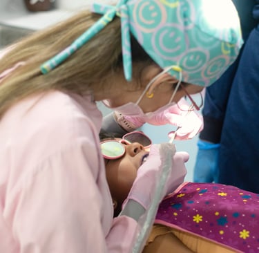 Dentista pediátrica de Sonrilandia atendiendo a una niña en consulta odontopediátrica en Tepic.