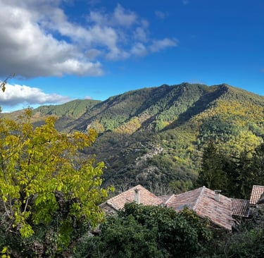 Vue sur une crête de montagne en Ardèche