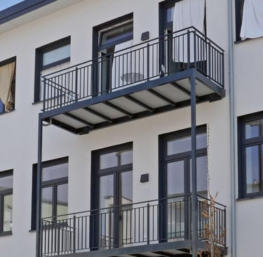 Mehrstöckiger Balkon mit Flachstahlgeländer