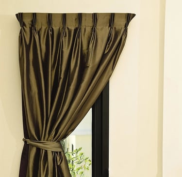 Rideau satiné vert aux triple plis et embrase sur une fenêtre mince