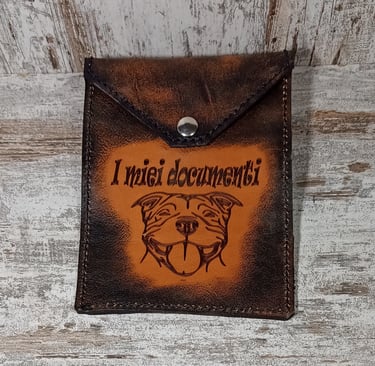 Porta documenti per cani con logo di un cane e scritta i miei documenti sul davanti, di MaxCuoio