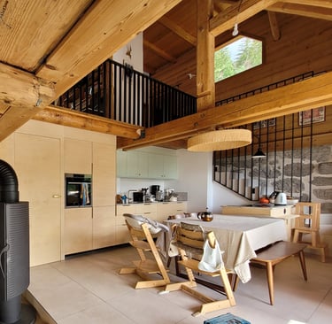 habillage mural en bois arrondi en continuité avec la cuisine. Dingy-Saint-Clair