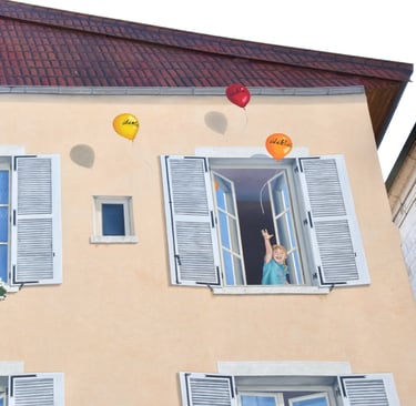 2ème étage avec fenêtres et toiture en trompe-l'oeil sur une façade située à Moirans-en-Montagne 39.