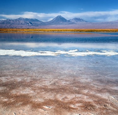 Lagune salée et volcan dans le désert d'Atacama au Chili