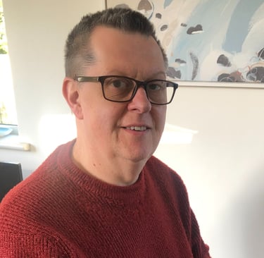 a portrait photo of simon hewitt award winning physics tutor