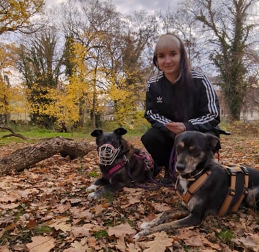 Mel mit 2 Hunden beim Social Walk in Leipzig, ein Hund trägt einen Maulkorb