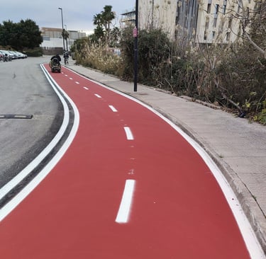 Delimitación de carril bici con señalización horizontal y vertical