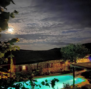 Vue de nuit, gîte 8 personnes et piscine éclairée.