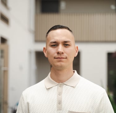 Dennis Brester – Leitung der Finanzbuchhaltung bei DSM Office Passau, Experte für präzise Kontierung und Abrechnung