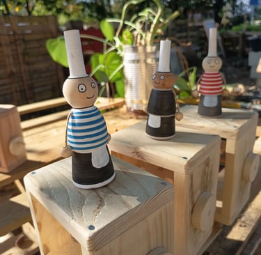 Bigoudènes en bois recyclé, peintes à la main
