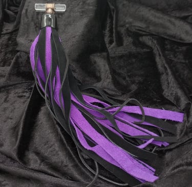Short OTK warmup/cooldown suede flogger with in-palm handle