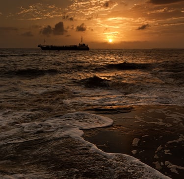 Dragueuse au lever du soleil - littoral Kourou