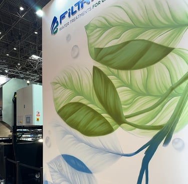 Mural de gran formato sobre fachada urbana realizado con aerosol. Representación figurativa que comb