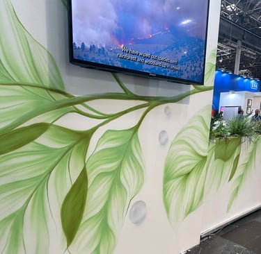 Mural de gran formato sobre fachada urbana realizado con aerosol. Representación figurativa que comb