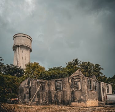 une maison démolie avec une tour en arrière-plan