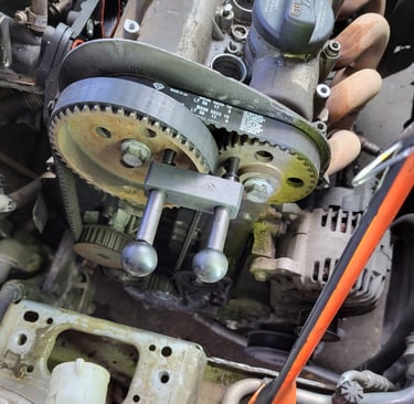 profesionalna promena na rebrast kaih i vodna pumpa volkswagen golf tuninggarageup skopje servis 