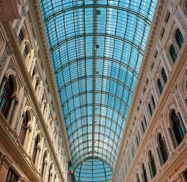 grande cupola in ferro e vetro vista dal pavimento ottagonale visto dalla galleria Umberto I Napoli 