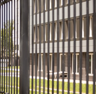 grille en métal devant bâtiment