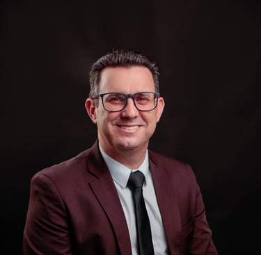 um homem de terno e gravata sorrindo