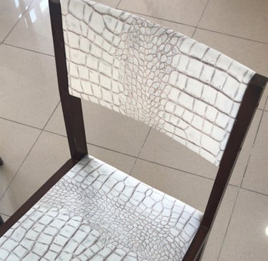 Silla antigua tapizada con terciopelo imitación piel de serpiente integrándola en espacio moderno. 