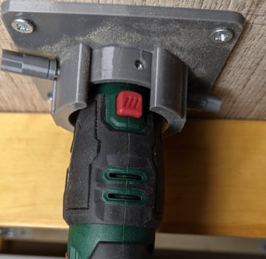 Exemple d'accessoire pour la meuleuse Parside qui peut ainsi être fixer sous une table.