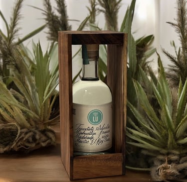 Botella de lu mezcal tepextate silvestre con fondo blanco y plantas de mezcal, botella caja madera