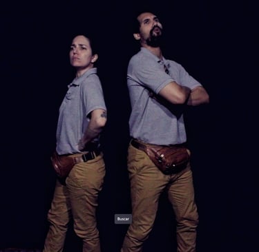 Imagem do espetáculo Não deixe que eles percebam, com os atores, Karina Scott e Daniel Prata, de costa um para o outro.