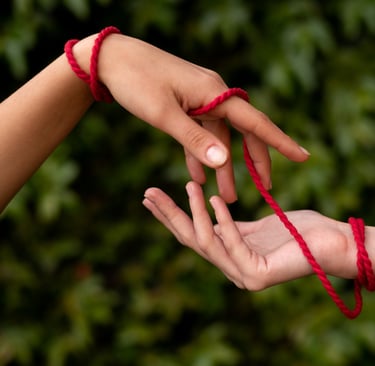 mãos ligadas com fio vermelho