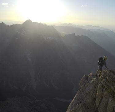 unterwegs am watzmanngrat abends kletterer ausgesetzt gegenlicht panorama