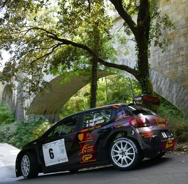 Une Citroën C3 Rally2 sous un pont proche de Saint Jean du Gard