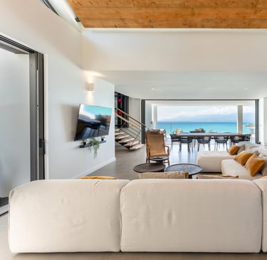 Séjour de la Villa Guacana ouvert sur la terrasse, la piscine privée et la mer des Caraïbes