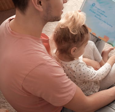 Jeune enfant lisant un livre personnalisé pour enrichir son vocabulaire