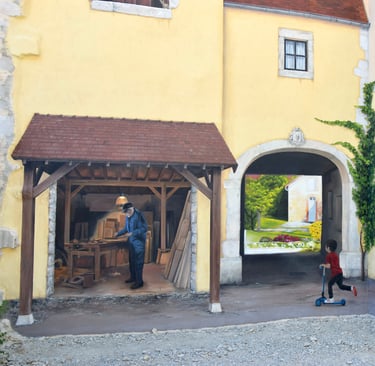 Détails d'une fresque en trompe-l'oeil peinte sur une façade, Un atelier, un enfant en trottinette.