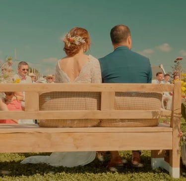 couple assis lors d'un discours mariage dinan