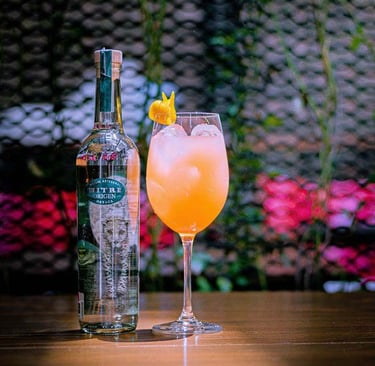 Coctel en copa hecho con Mezcal Tepextate Silvestre de Lu Mezcal