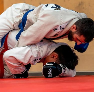 luchadores de Combat Ju Jutsu en una pelea reglam,entaria de la FECJJ