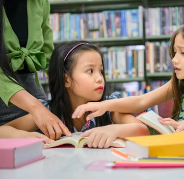 Enfant timide lisant seul un livre personnalisé dans une bibliothèque
