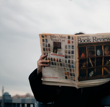 Especialista de Glamour Beauty Salon en Móstoles aplicando técnica de manicura segura