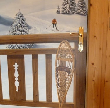 Trompe-l'oeil sur porte de service. Faux bois, paysage neige peint, raquettes ancienne, barrière