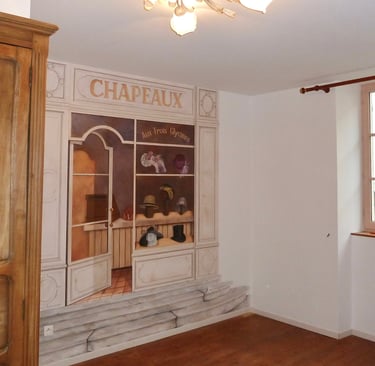 Fresque peinte sur mur intérieur, thème ancienne boutique de chapeaux d'époque