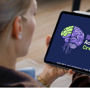 Mujer accede a los cursos de la neuro academia creativa usando su tableta