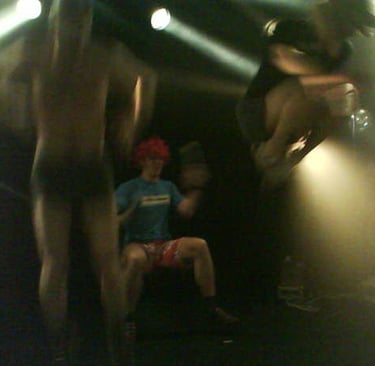 Image très floue de 3 musiciens bondissants