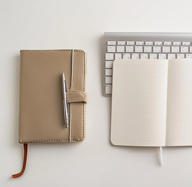 Bureau de travail minimaliste avec ordinateur, carnet et café – organisation administrative