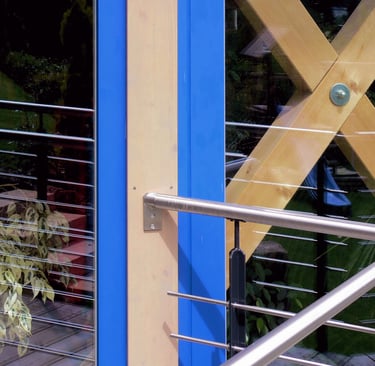 Große Glasflächen fangen das Sonnenlicht ein