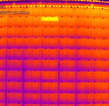 vue d'une installation de panneaux solaire avec une anomalie  