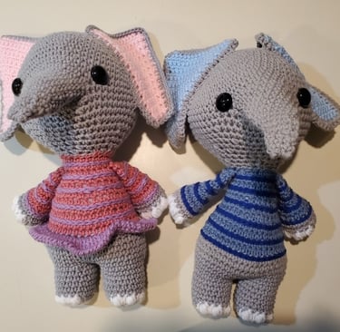 Photo of two Crochet Elephants with a pink shirt and a blue shirt